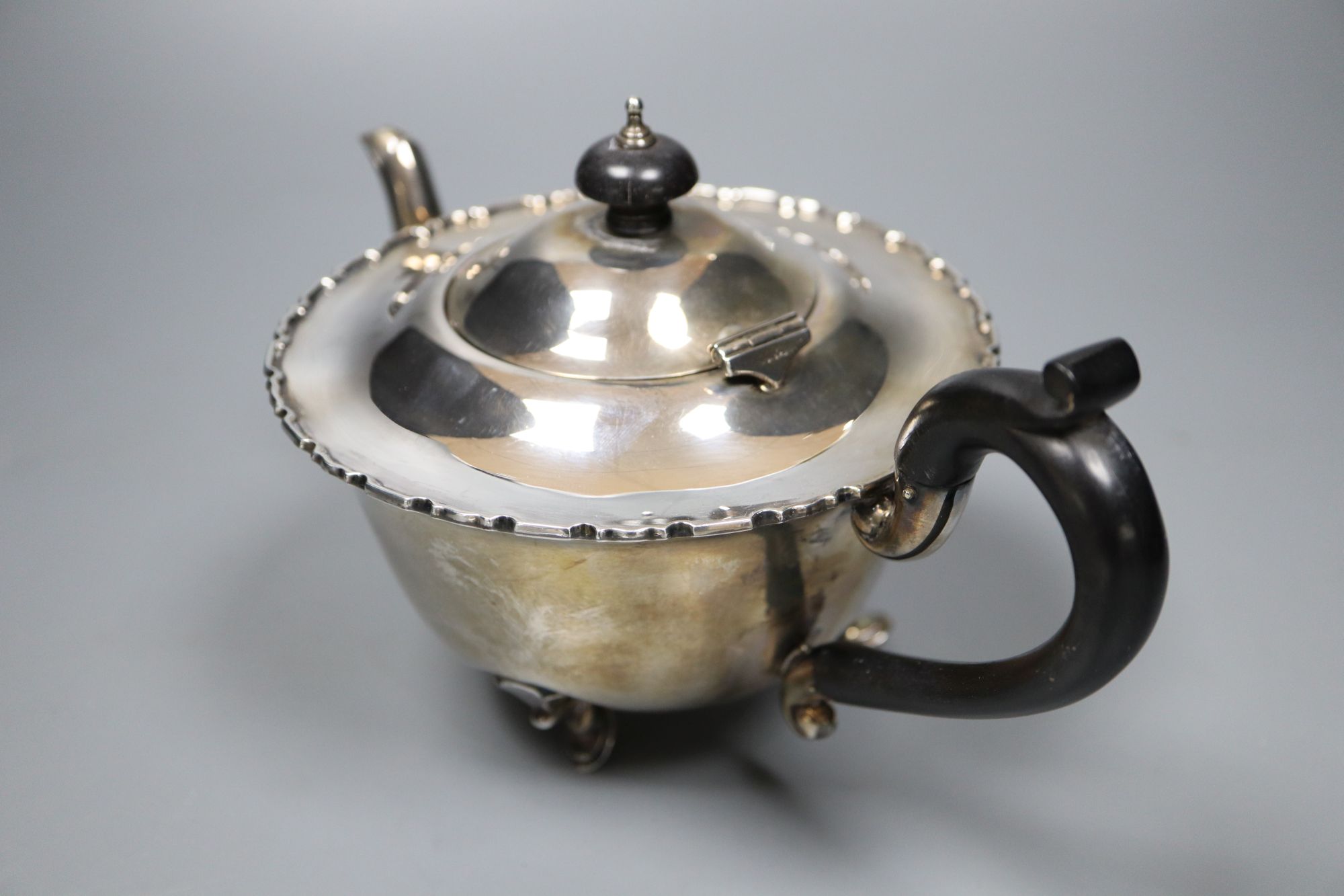 A George V silver teapot and matching sugar bowl, gross 13oz.